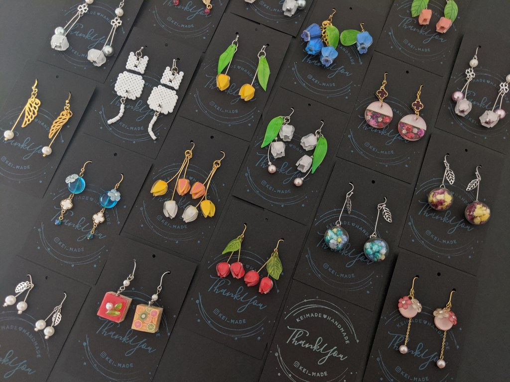 Tsukineko Versa Magic chalk inks stamped on black card stock | KeiMade Handmade ツキネコのバーサマジック(スタンプ用チョークインク)を黒い紙に押してみたよ