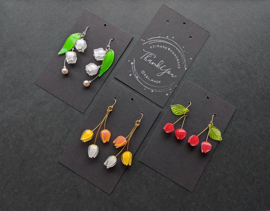 Kei Made 3D fruit and flower earring charms made of shrink art plastic (aka shrinkies / shrinky dinks). かわいいお花やフルーツの立体プラバンアクセサリー
