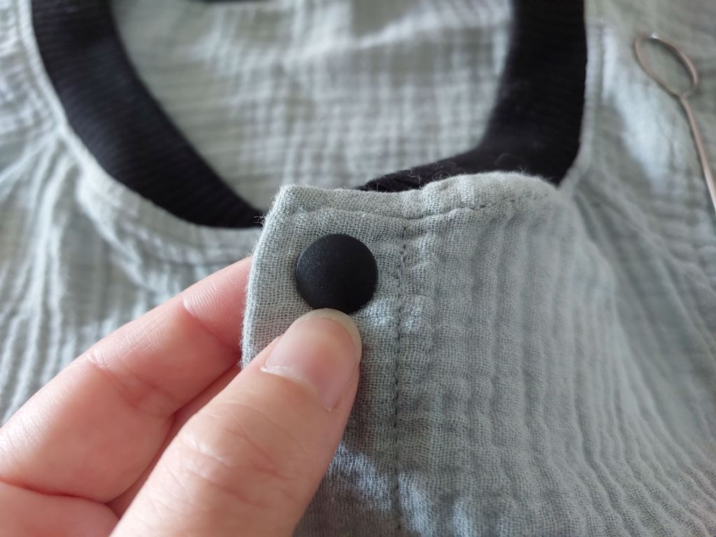 inserting sungrip plastic snap button