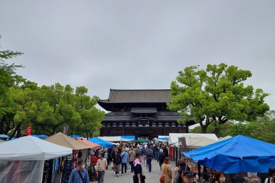 Toji Temple Market